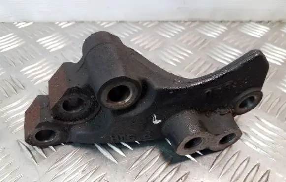 Honda FR-V Engine mounting bracket