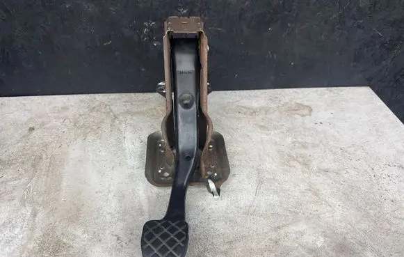 Volkswagen Golf V Brake pedal 1K1721117H