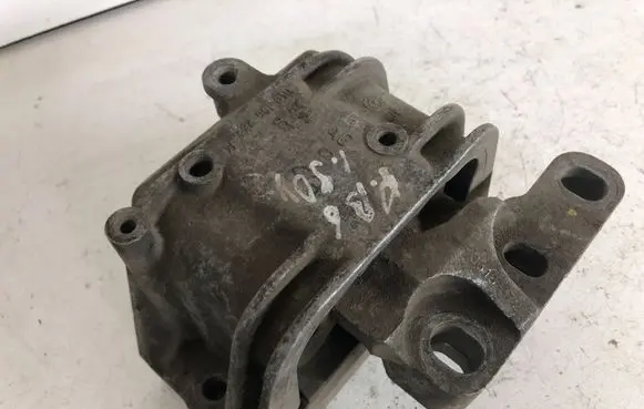 Volkswagen PASSAT B6 Engine mount bracket 1K0199262