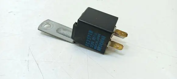 Mitsubishi 3000 GT Hazard warning light relay MB649048