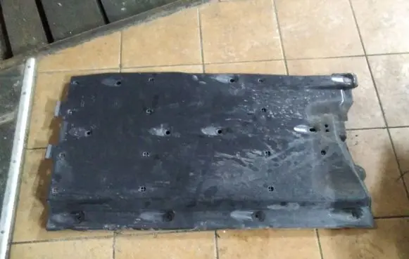 Center/middle under tray cover