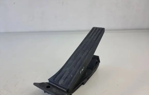 Accelerator throttle pedal