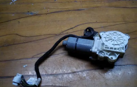Mercedes-Benz E W211 Front door window regulator motor 0130821970 A2118202942
