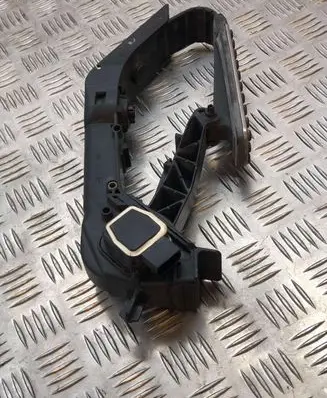 Mercedes-Benz E W211 Accelerator throttle pedal A2033010001