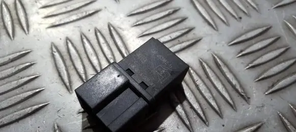 Volvo S40, V40 Other relay mb953382