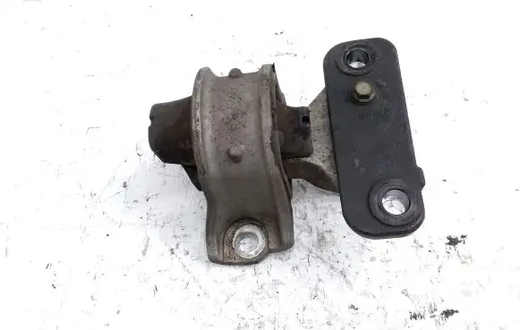 Honda CR-V Engine mount bracket