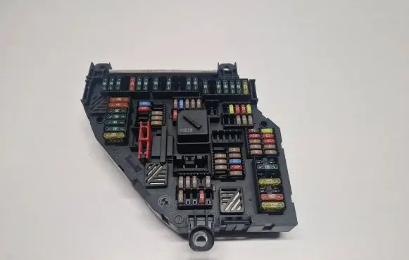BMW 5 F10 F11 Fuse module 9210858 117033451 00587506