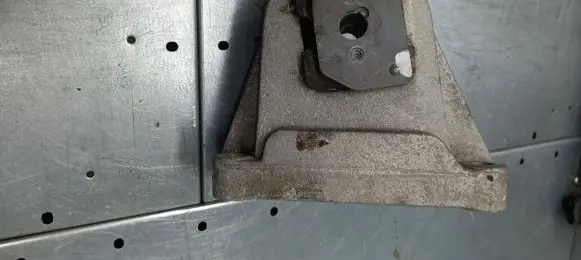 Volvo V70 Engine mounting bracket