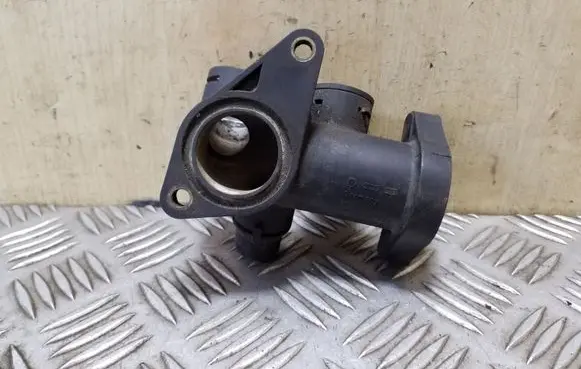Audi A4 S4 B5 8D Engine coolant pipe/hose 058121133B