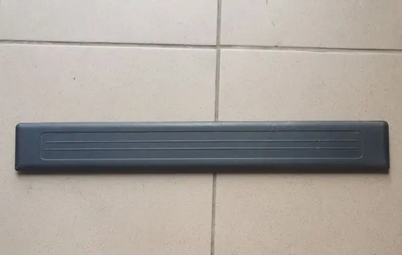 Mercedes-Benz GL X164 Front sill trim cover A1646800335