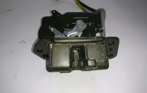 Toyota Avensis T250 Tailgate lock latch 6935005051