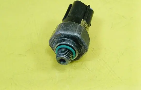 Hyundai Santa Fe Air conditioning (A/C) pressure sensor F815AJWAA02