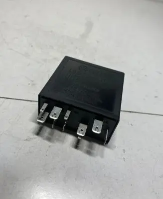 Audi A4 S4 B5 8D Window wiper relay 4B0955531A 72WA401