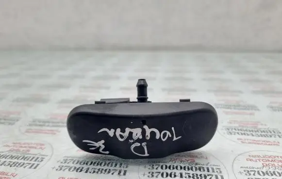 Volkswagen Touran I Windshield washer spray nozzle 1T0955986