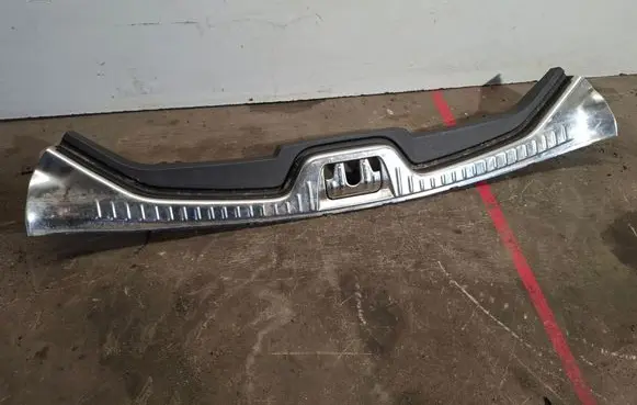Trunk/boot sill cover protection