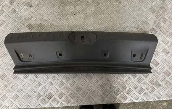 Trunk/boot sill cover protection