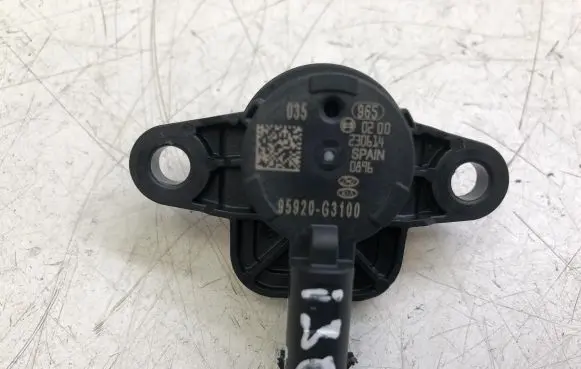 Hyundai i30 Airbag deployment crash/impact sensor 95920G3100