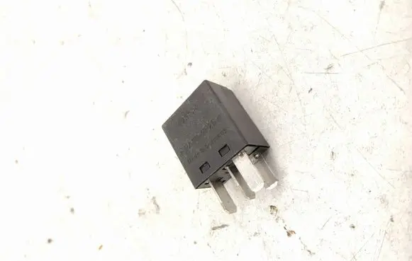 Opel Vectra C Cruise control relay 90229206