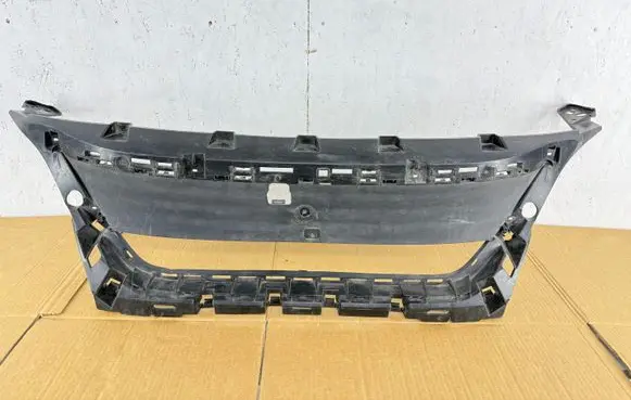 Peugeot 3008 II Front bumper upper radiator grill 9815317777