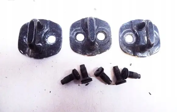 Nissan Qashqai Front door lock loop/hook striker 