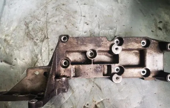 Volvo XC90 Generator/alternator bracket 8642196