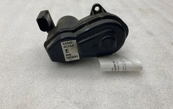 Nissan X-Trail T32 Rear brake caliper 440004CA0A