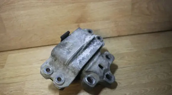Volkswagen PASSAT B6 Engine mount bracket