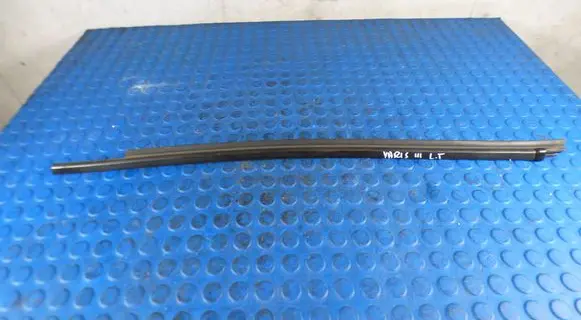 Toyota Yaris Door glass rail 