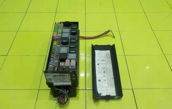 Land Rover Range Rover Sport L320 Fuse box set 8H3214290RA BEZPIECZNIKOW