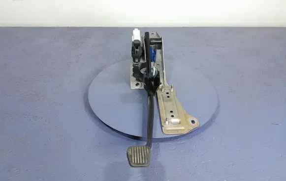 Accelerator throttle pedal