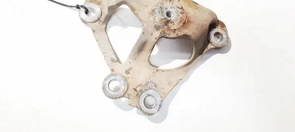 Engine mounting bracket