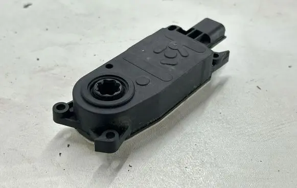 Ford Escape IV Radiator active air flap actuator 5877R1013A