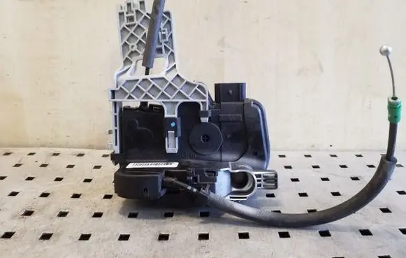 KIA Sportage Front door lock 813103U020