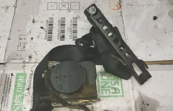 Rear seatbelt