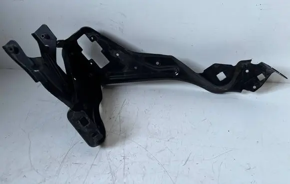 Mercedes-Benz C W204 Headlight/headlamp mounting bracket 204620589