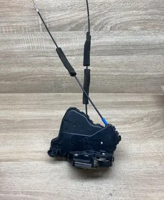 Toyota Avensis T270 Rear door lock A046693 Rightside