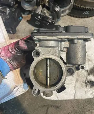 BMW 1 F20 F21 Throttle valve 7638457