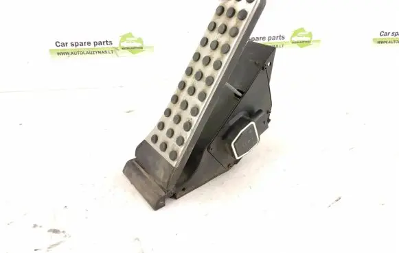 Mercedes-Benz C W204 Accelerator throttle pedal 2043000204 2223001100