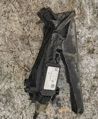 Volkswagen Touran I Accelerator throttle pedal 1T1721503E