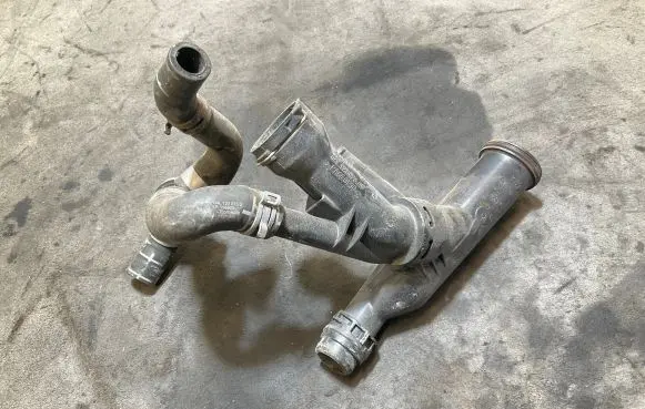 Volkswagen Golf VII Engine coolant pipe/hose 04L121026AF