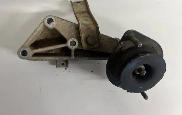 Renault Clio I Engine mounting bracket 7700795783