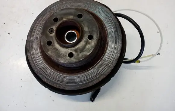 Rear wheel hub