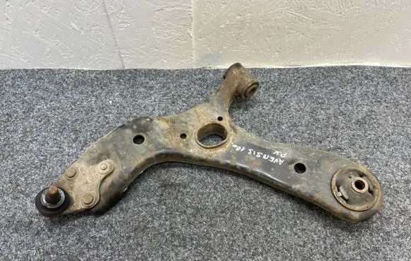 Toyota Avensis T270 Front lower control arm/wishbone