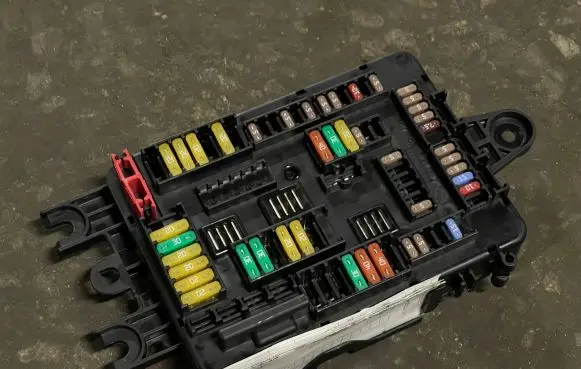 BMW 4 F36 Gran coupe Fuse module 9389070 31032016 19561000001