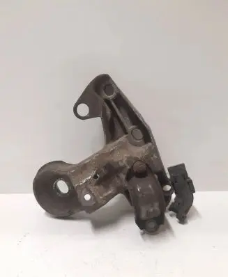 Volkswagen PASSAT B5 Engine mounting bracket 4B0199352