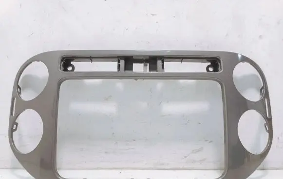 Volkswagen Tiguan Radio/GPS head unit trim 5n0858071e
