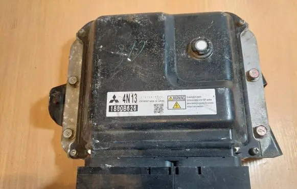 Mitsubishi Lancer VIII Engine control unit/module ECU 1860B626 275700-0822 4N13
