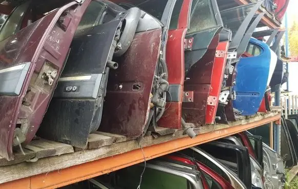 Peugeot 605 Rear door juodos