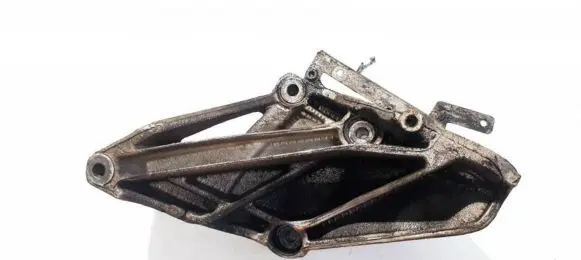 Volkswagen Touareg I Engine mounting bracket 070199307a