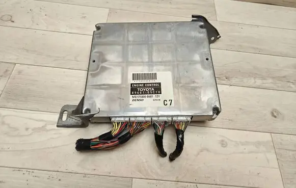 Toyota Avensis T250 Engine control unit/module 8966105C70 MB1758008681